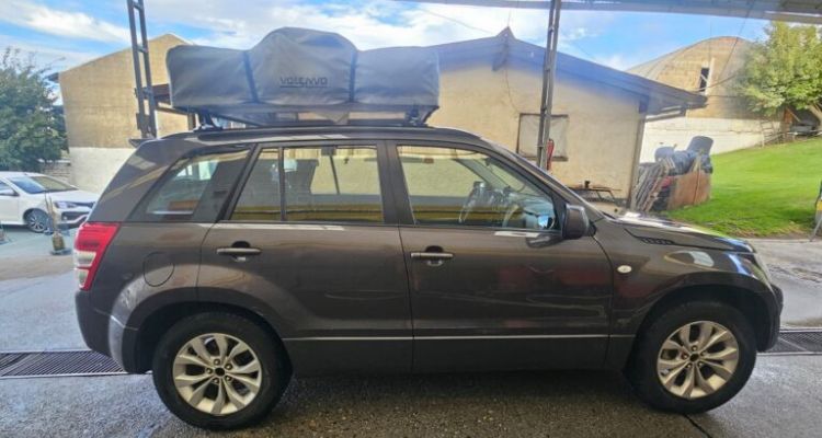 8 Suzuki Grand Nomade GLX 2.4 4X2